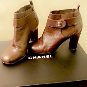 Chanel Brown Leather Ankle Boots with interlocking CC lock, size 39/9